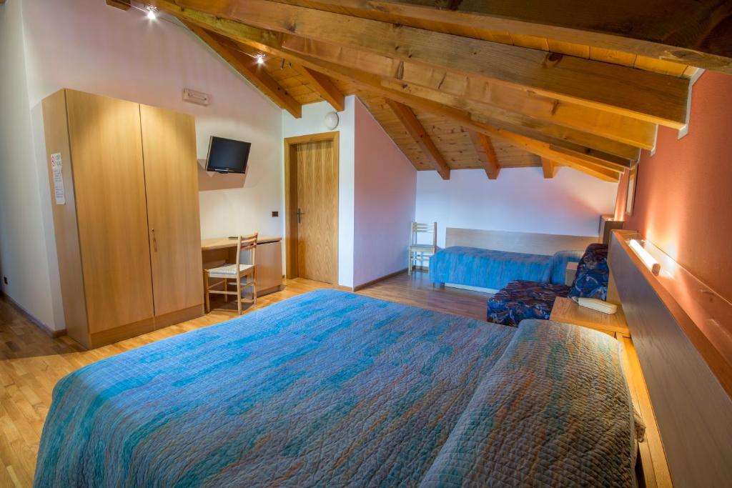 Łóżko lub łóżka w pokoju w obiekcie Garni Castel Ferari