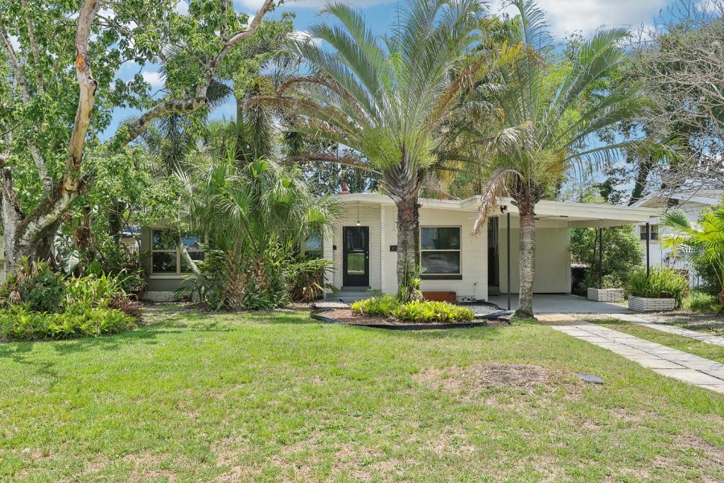 a house with palm trees in the yard at 3BR Orlando Stay Save 16 Pet-Friendly Fun in Orlando