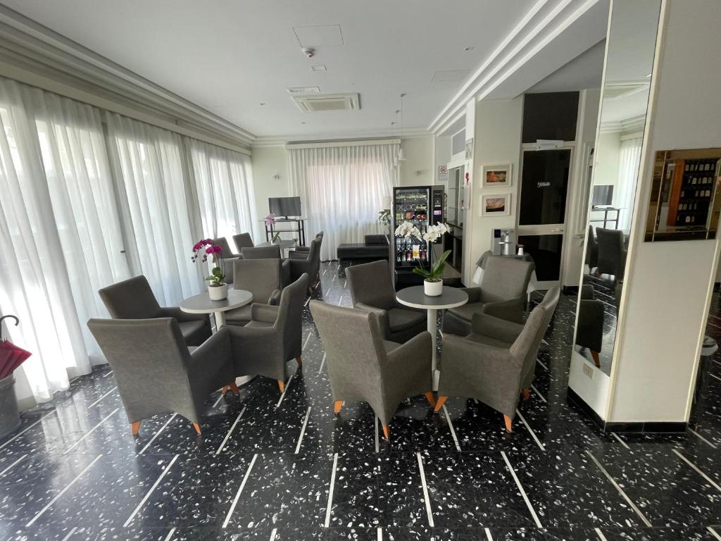 TV a/nebo společenská místnost v ubytování HOTEL D'ANNUNZIO