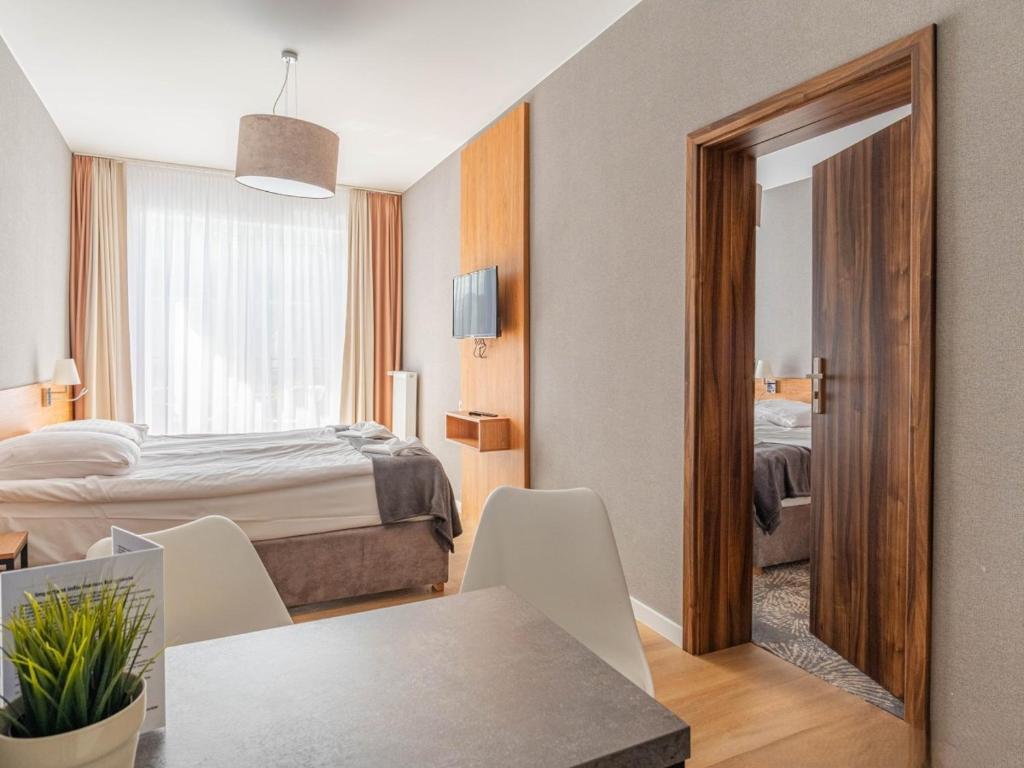 Postel nebo postele na pokoji v ubytování Alcest z widokiem na morze, basenem,
