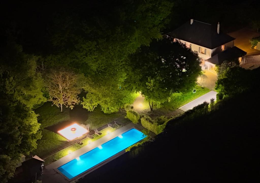 - une vue sur la piscine la nuit dans l'établissement Gîte du Soleil dans la Ruelle - La Grouas, à Étival-lès-Le Mans