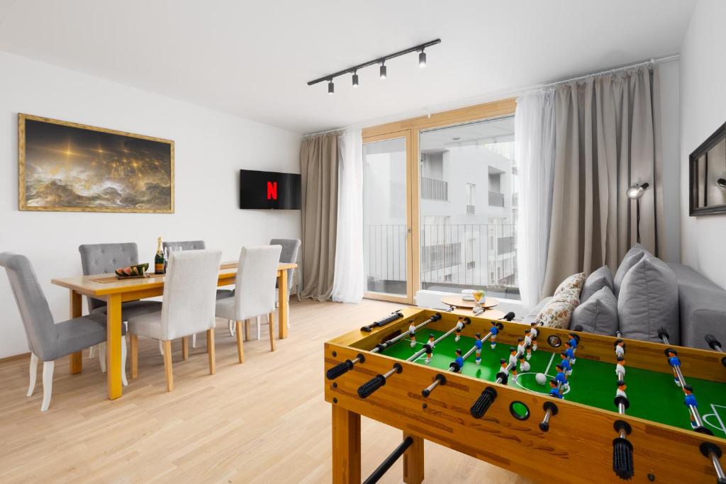 een woonkamer met een pooltafel voor een bank bij Stylish Flat by the Metro in Praag