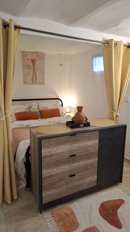 une chambre avec un grand lit et une commode avec une longueur de commode dans l'établissement Cosy house Calme et sérénité, à Choisy-le-Roi