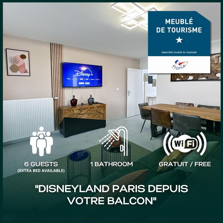 - une salle de conférence avec une table et une télévision dans l'établissement Le Chessy Disney - Logement pour 6 à Disneyland Paris avec vue sur le feu d artifice, à Chessy