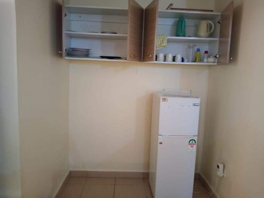 モンバサにあるMtwapa Homes M Luxury Apartmentsのキッチン(白い冷蔵庫付)