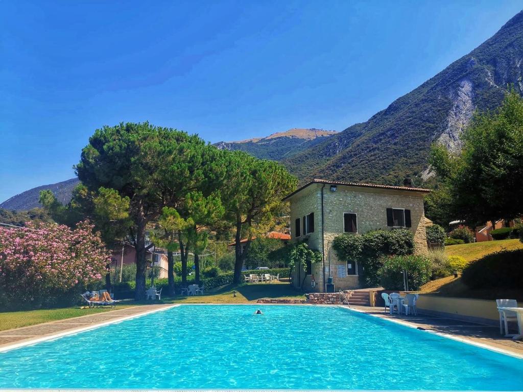 basen z domem i góry w tle w obiekcie Lovely lake wiev&pool w mieście Malcesine