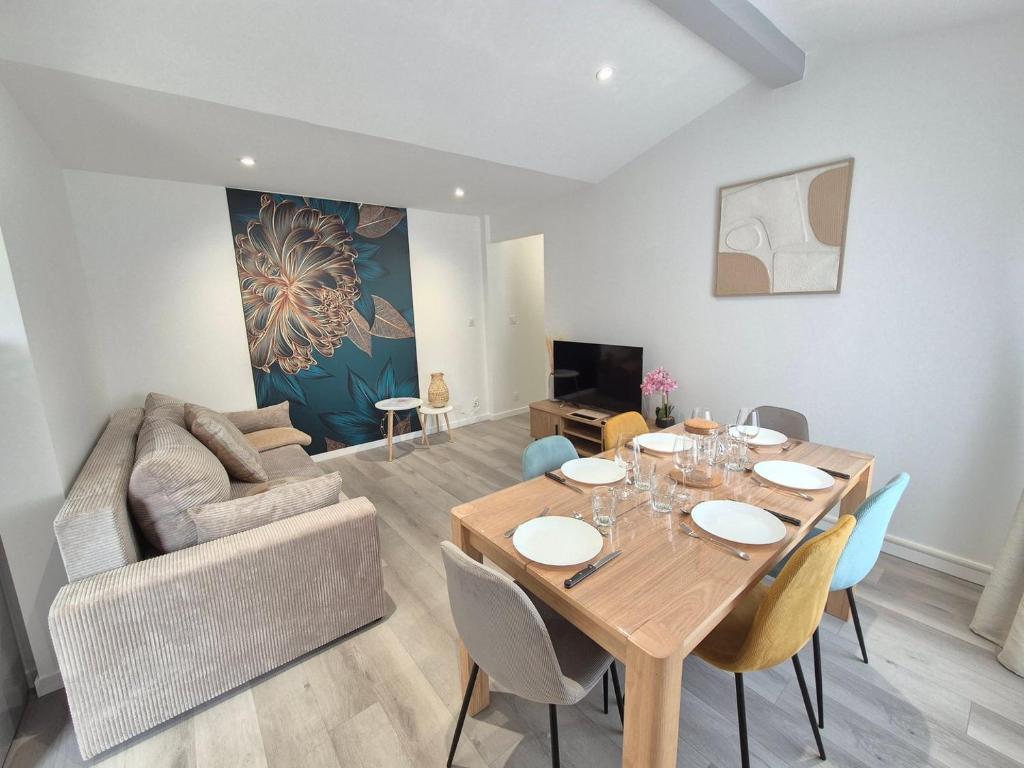 a living room with a table and a couch at Appartement "Le Lotus" centre Cholet 6pers in Cholet