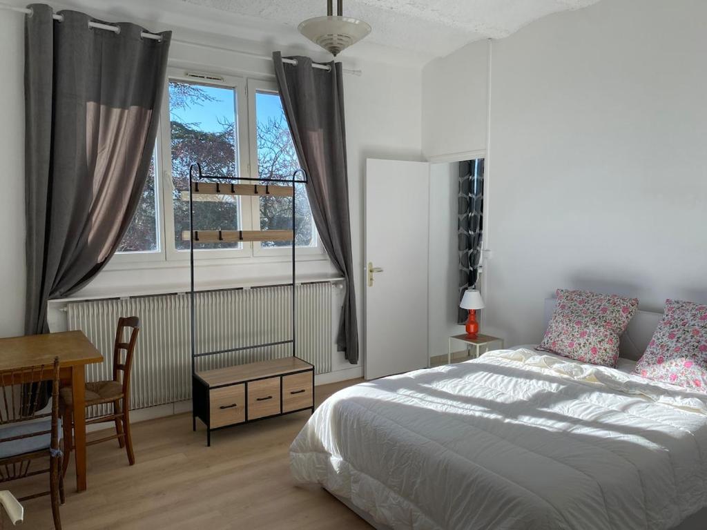 Ένα ή περισσότερα κρεβάτια σε δωμάτιο στο Le manoir du chateau Gaillard