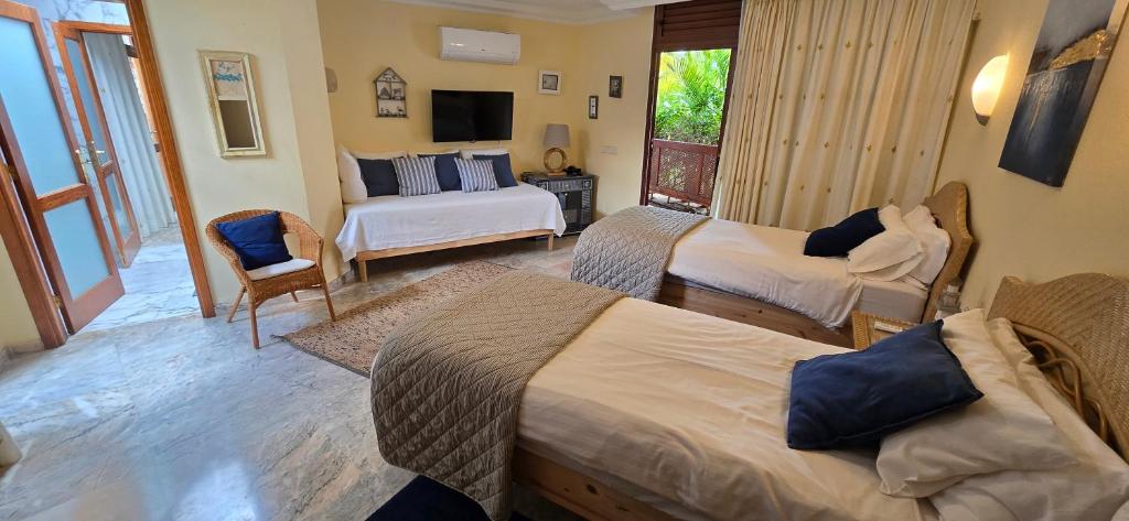 sypialnia z 2 łóżkami i salon w obiekcie Villa Luxe Tauro Mogan w mieście Puerto Rico de Gran Canaria
