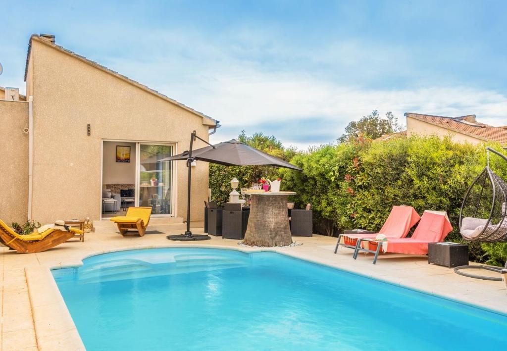 Bazén v ubytovaní VILLA tous conforts avec Piscine privée et accès Plage alebo v jeho blízkosti