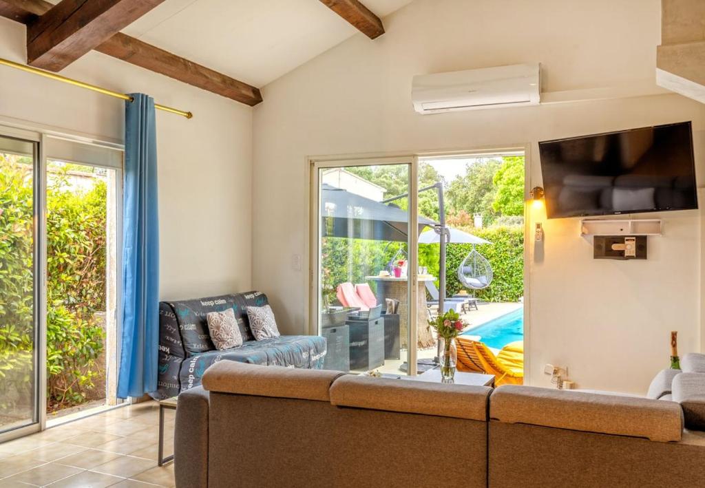 Televízia a/alebo spoločenská miestnosť v ubytovaní VILLA tous conforts avec Piscine privée et accès Plage