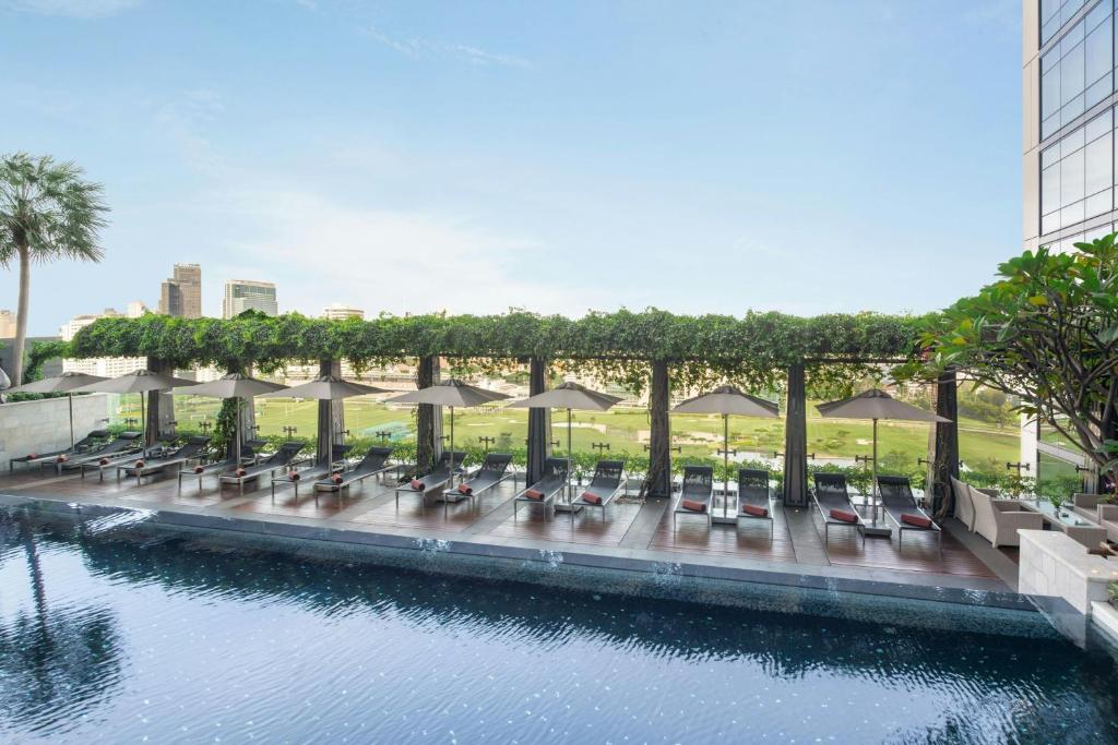 Bazén v ubytování The St. Regis Bangkok nebo v jeho okolí