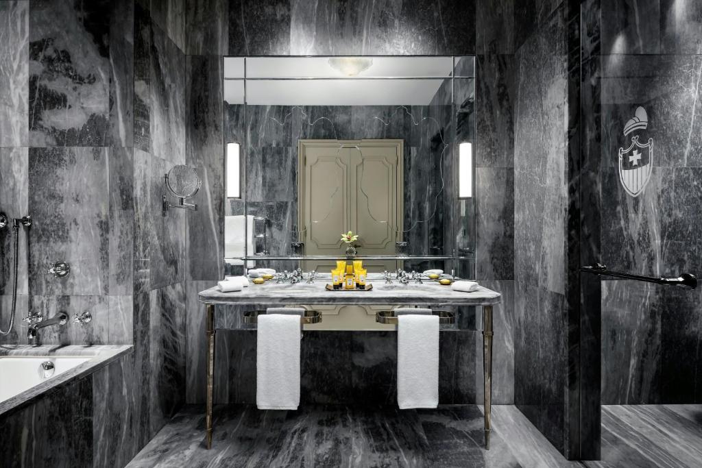 Vannituba majutusasutuses The Gritti Palace, a Luxury Collection Hotel, Venice