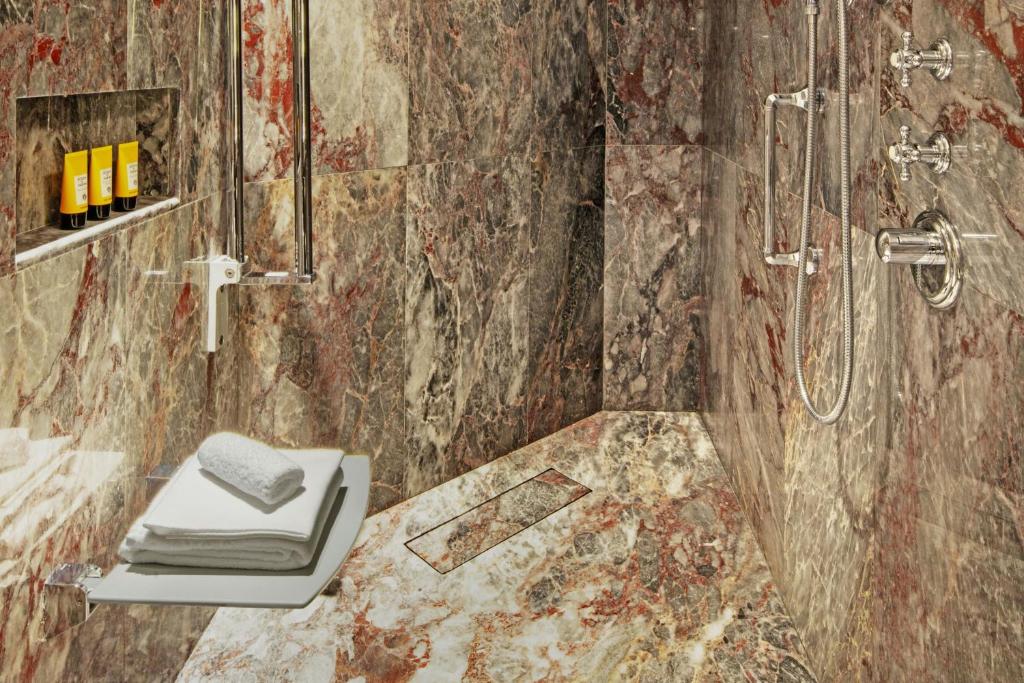 Vannituba majutusasutuses The Gritti Palace, a Luxury Collection Hotel, Venice