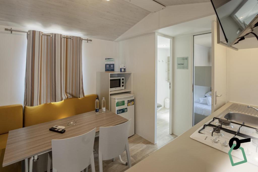 Kuchyň nebo kuchyňský kout v ubytování HOTIDAY Lodge Orbetello