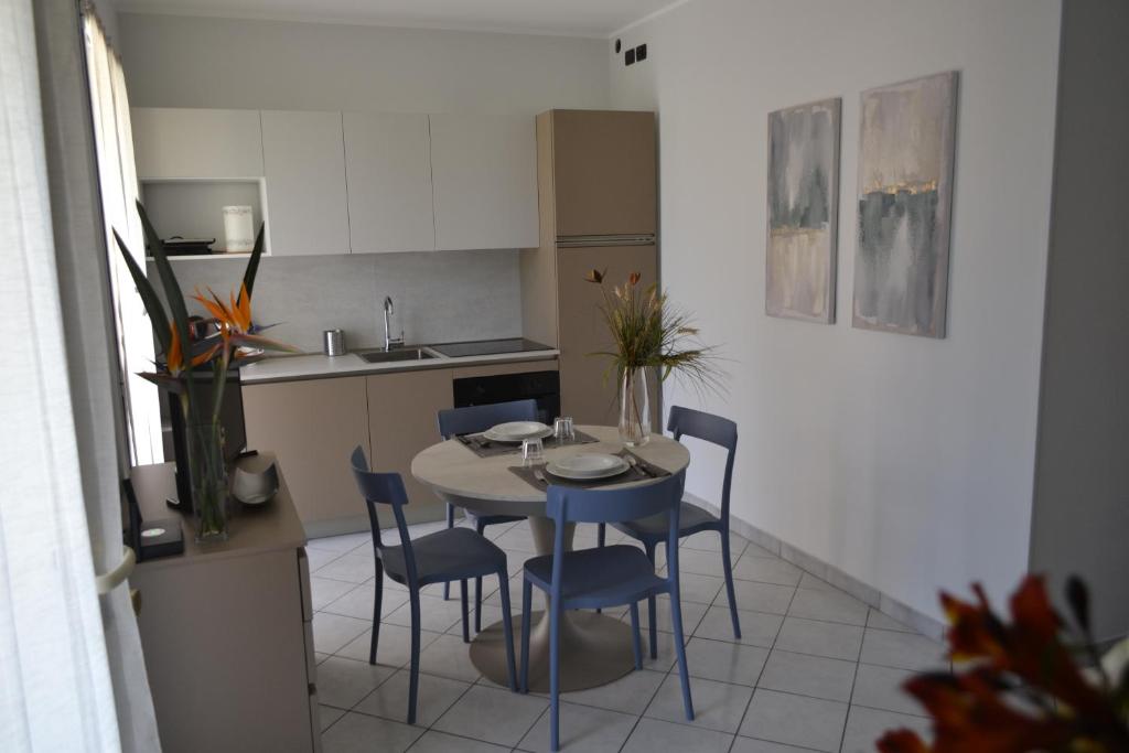 a kitchen with a table and chairs in a room at Appartamento Camineve 1 in Loano
