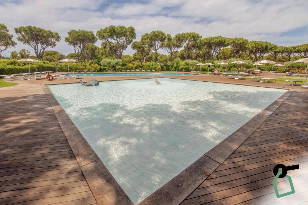 Bazén v ubytování HOTIDAY Lodge Orbetello nebo v jeho okolí