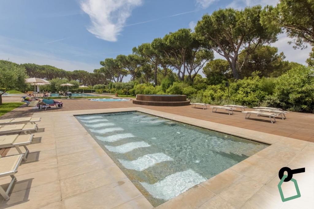 Bazén v ubytování HOTIDAY Lodge Orbetello nebo v jeho okolí