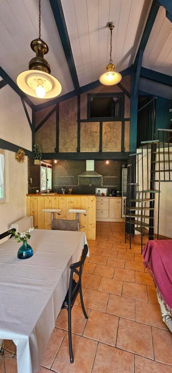 Ένα ή περισσότερα κρεβάτια σε δωμάτιο στο Maison calme en bord de rivière
