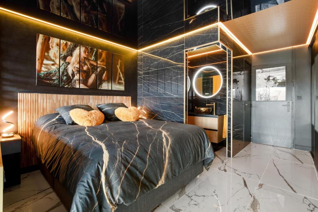 une chambre avec un grand lit et un miroir dans l'établissement 