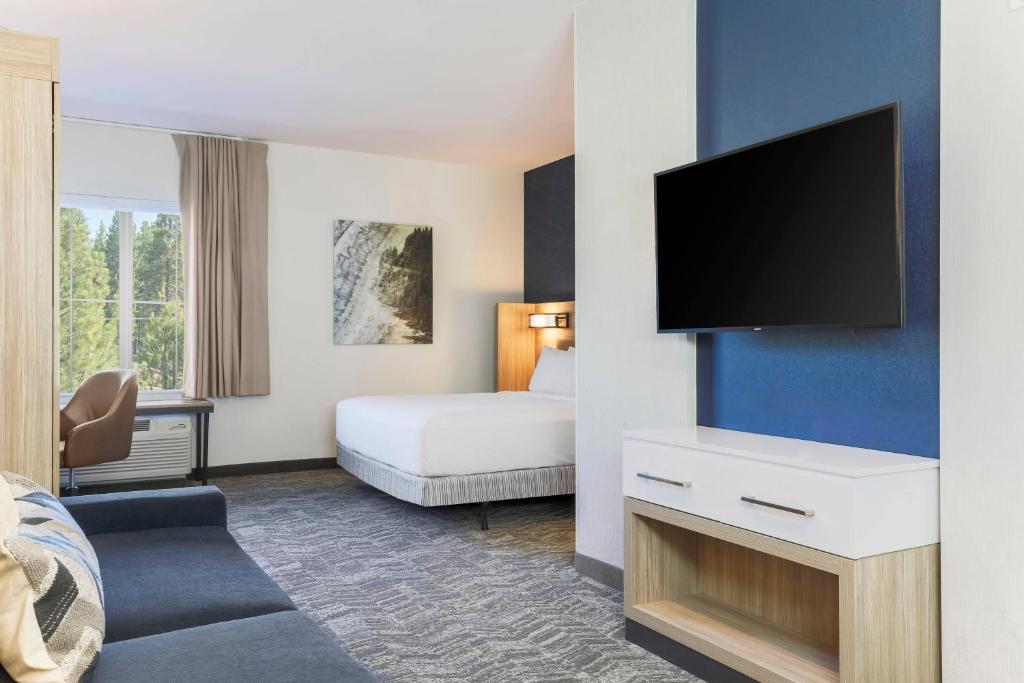 TV a/nebo společenská místnost v ubytování SpringHill Suites by Marriott Truckee Lake Tahoe