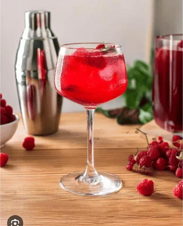 une boisson rouge dans un verre assis sur une table dans l'établissement séjour en amoureux, Cocktail de bienvenue sur notre terrasse Provençale, à Hyères
