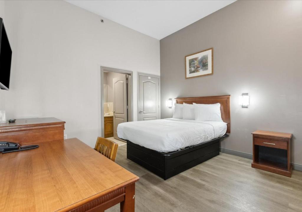 Postel nebo postele na pokoji v ubytování Edison Motor Lodge