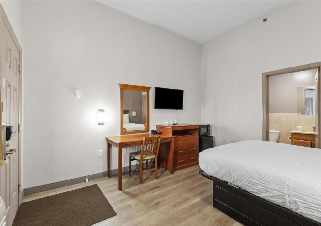 Postel nebo postele na pokoji v ubytování Edison Motor Lodge