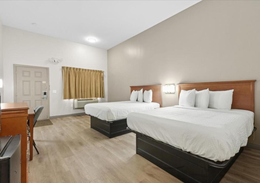 Postel nebo postele na pokoji v ubytování Edison Motor Lodge