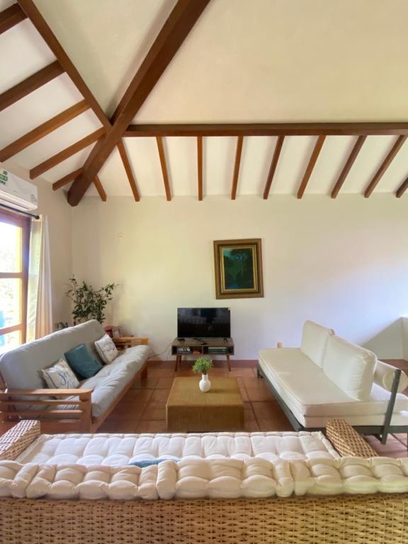 un soggiorno con un grande divano bianco e un camino di Ocean Loft - Surf & Serenity Retreat a Los Destiladeros