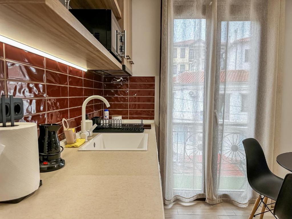 Kuchyň nebo kuchyňský kout v ubytování Elden Bnb Xanthi