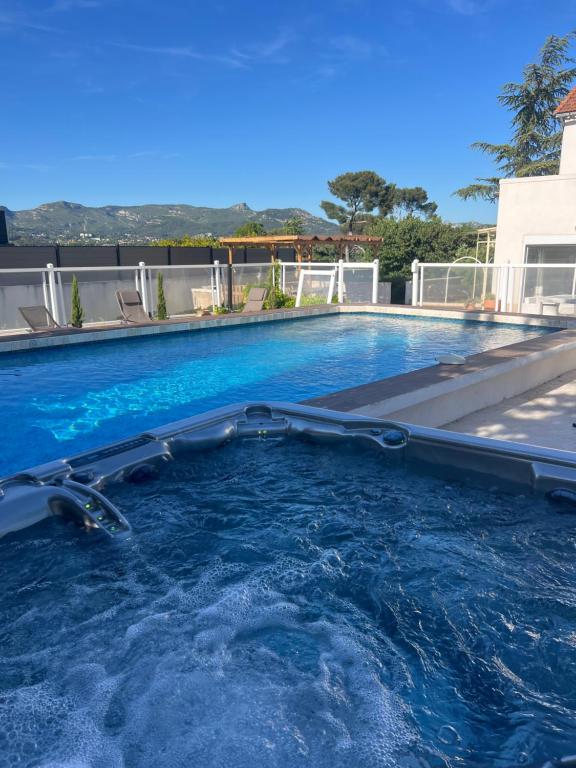 - une grande piscine avec un bassin dans l'établissement Villa piscine Marseille, à Marseille