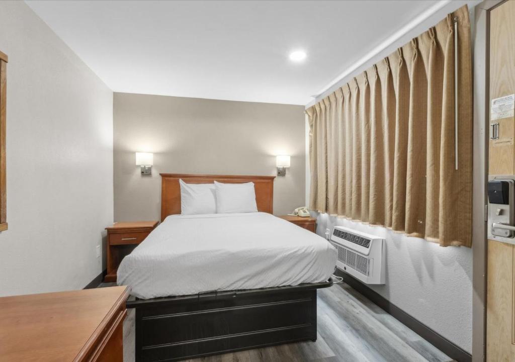 Postel nebo postele na pokoji v ubytování Edison Motor Lodge