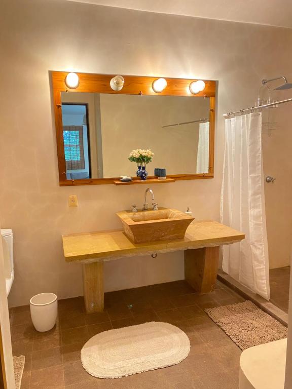 bagno con lavandino in legno e specchio di Ocean Loft - Surf & Serenity Retreat a Los Destiladeros