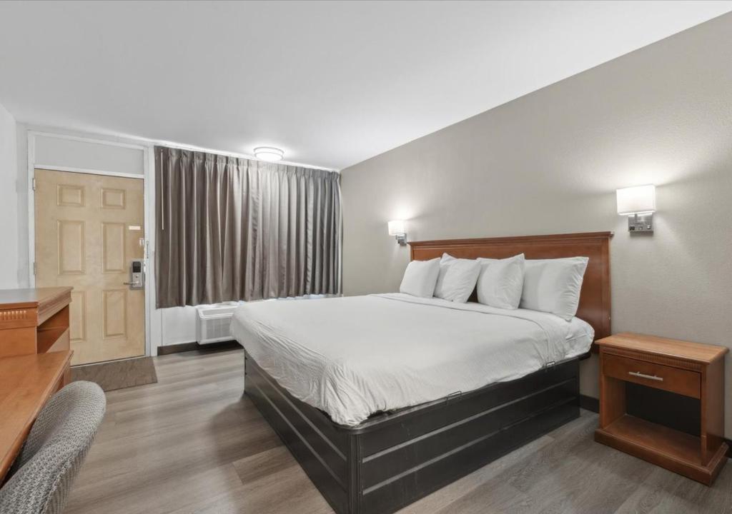 Postel nebo postele na pokoji v ubytování Edison Motor Lodge