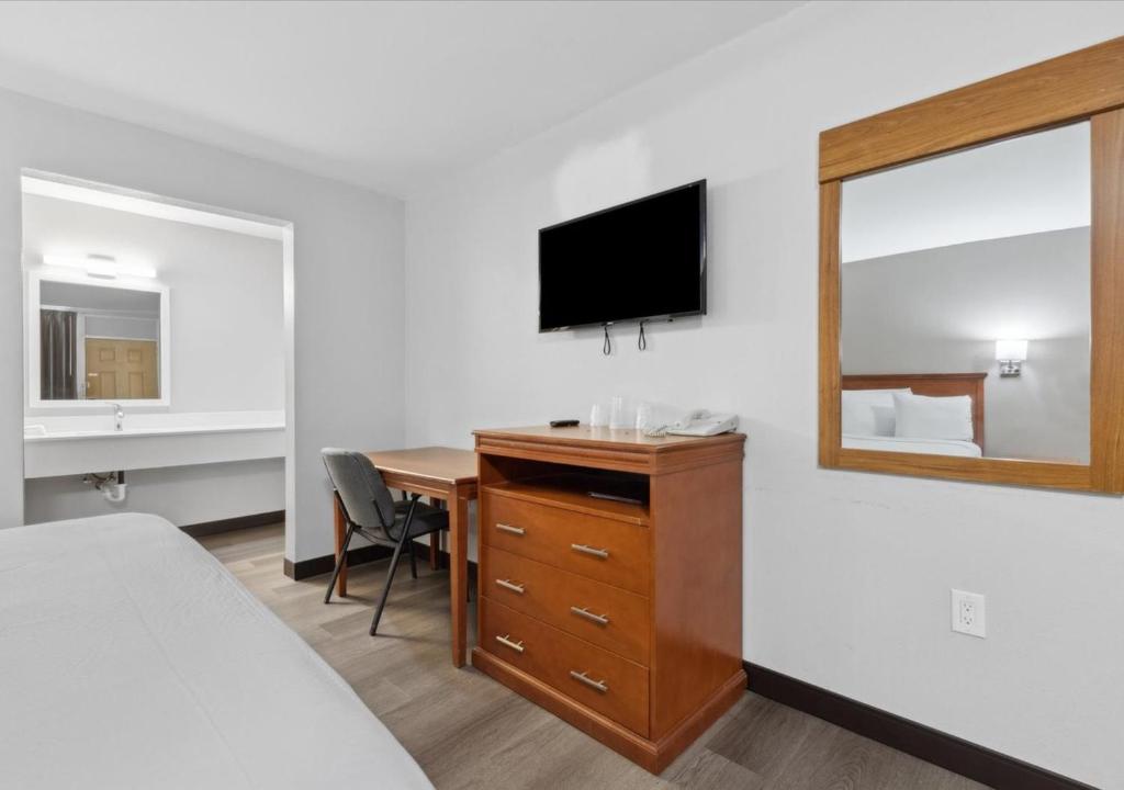 TV a/nebo společenská místnost v ubytování Edison Motor Lodge