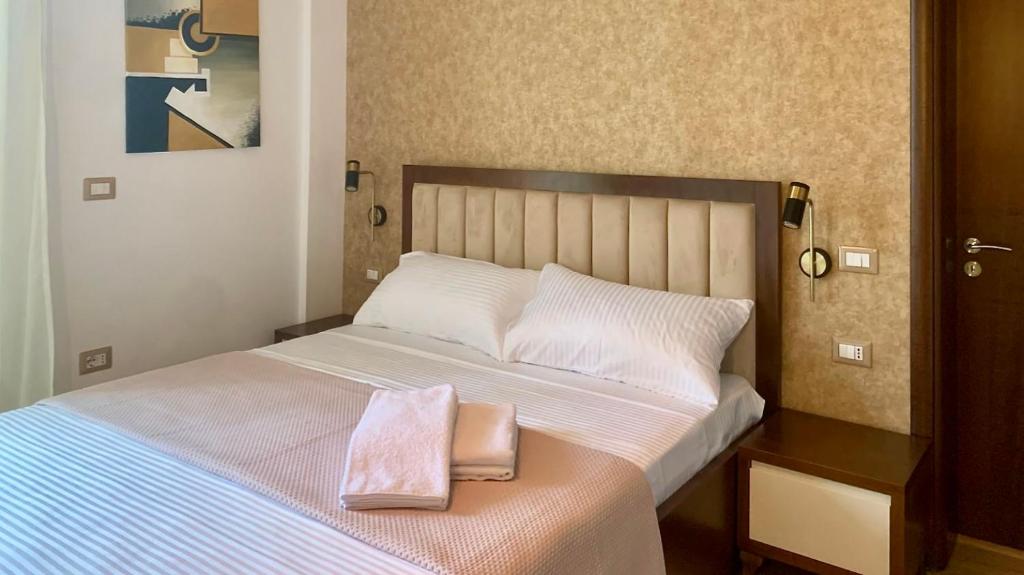 Postel nebo postele na pokoji v ubytování Triena Rooms