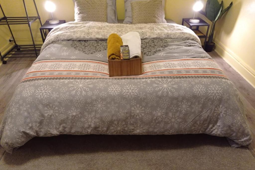 un lit avec une paire de chaussures dessus dans l'établissement Charmant studio à 2 mn à pied de la gare de Rouen, à Rouen