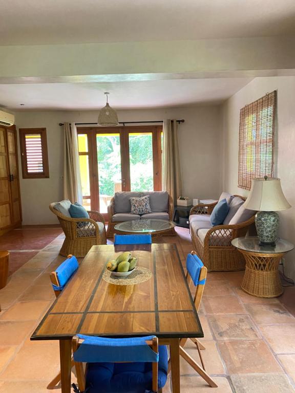 Area soggiorno di Ocean Loft - Surf & Serenity Retreat