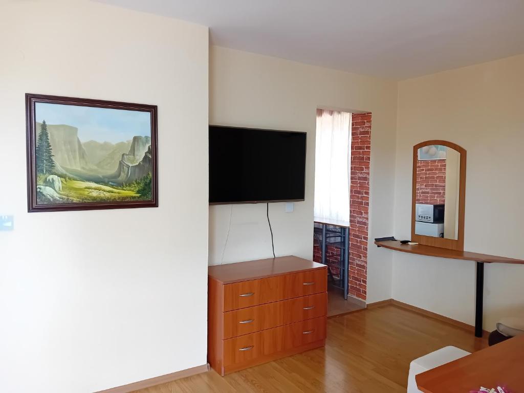 TV a/nebo společenská místnost v ubytování Laura 2
