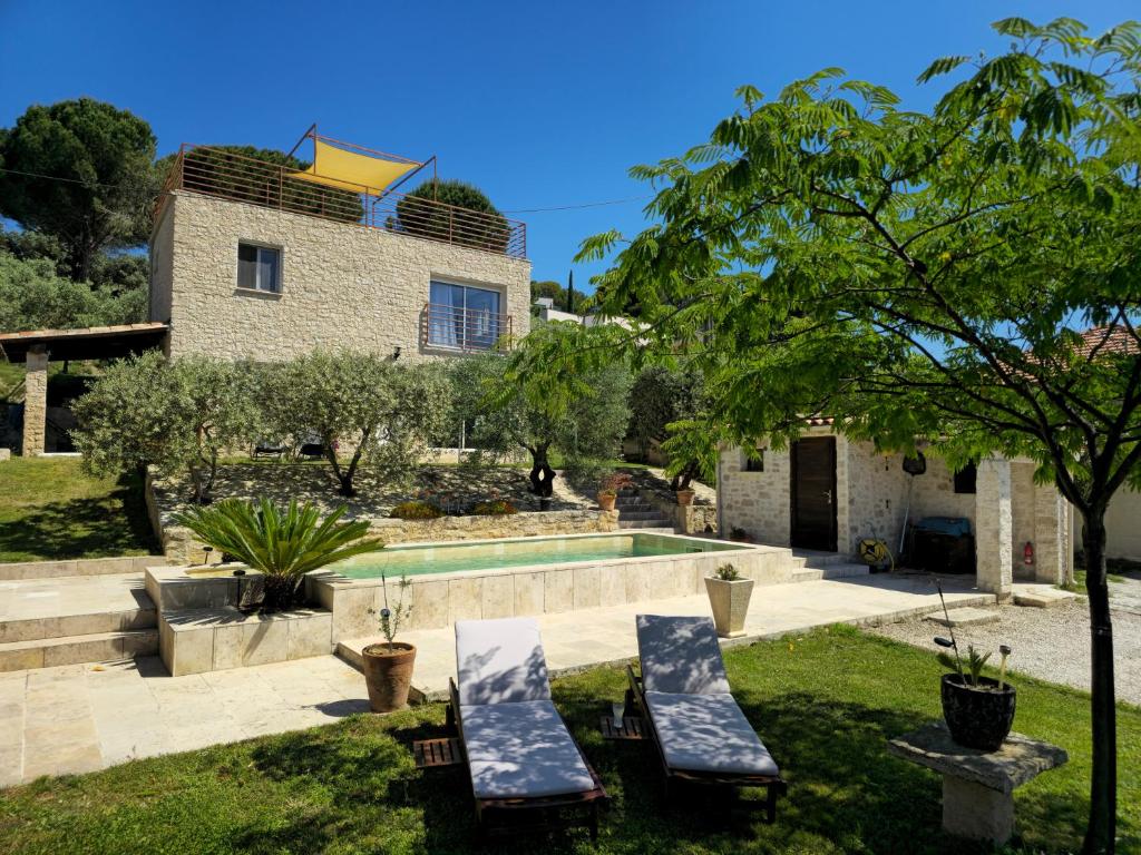 une villa avec piscine et une maison dans l'établissement Le Mas de la Tortue (Plain Pied), à Caromb