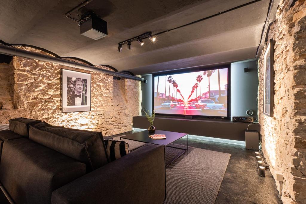 un salon avec un canapé et une grande fenêtre dans l'établissement Appartement Montrose - Welkeys, à Cannes