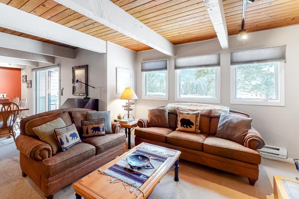 Una sala de estar con dos sofás y una mesa. en Ducks Unlimited 173, en Big Sky