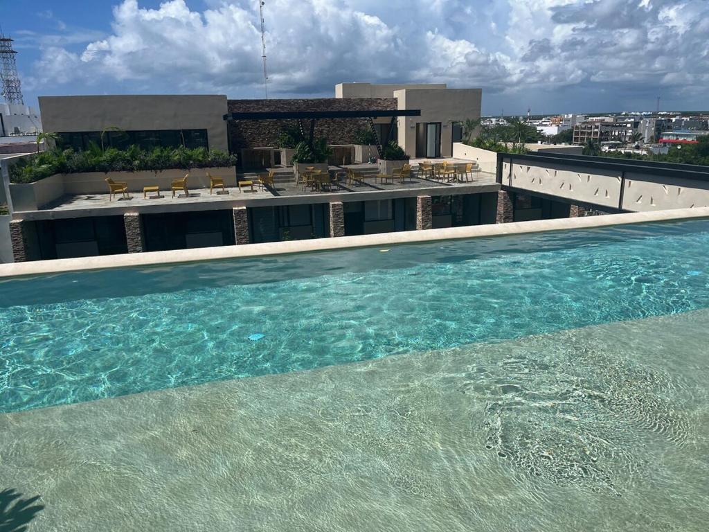 una gran piscina en la parte superior de un edificio en Luxurious studio, Playa del Carmen, en Playa del Carmen