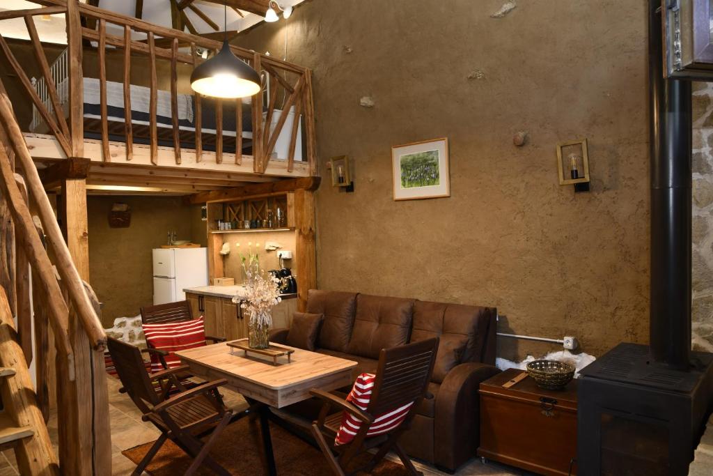 EmenEmena Art Guesthouse的客厅里有一张沙发和一张桌子。