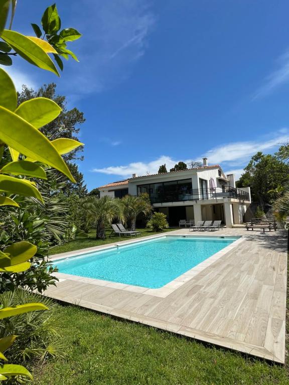 une piscine devant une maison dans l'établissement Villa Macalia, à Pietrosella