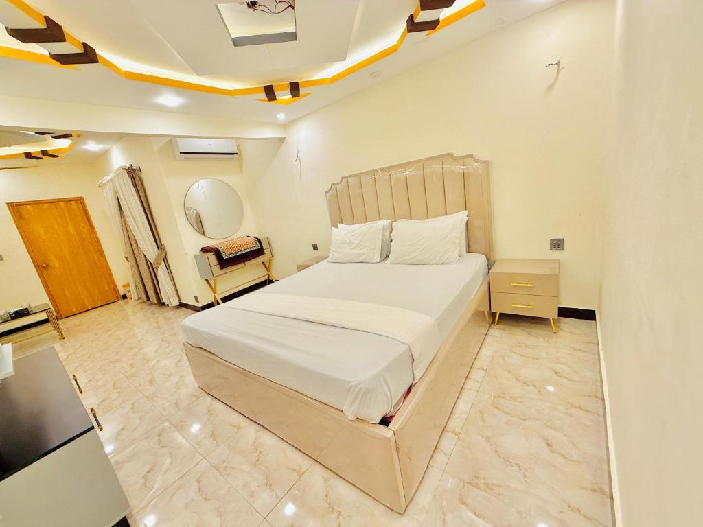 Ένα ή περισσότερα κρεβάτια σε δωμάτιο στο Luxury furnished rooms in Sunset Lane in DHA Phase II, Karachi