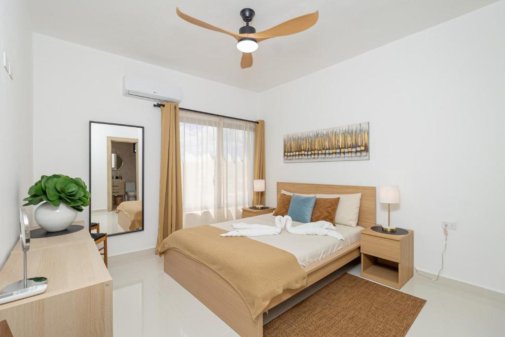 Ένα ή περισσότερα κρεβάτια σε δωμάτιο στο Modern 2BR Escape Near Bayahibe Beach and Pool