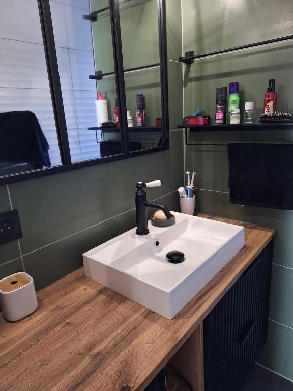 Photo de la galerie de l'établissement Maison arcachonnaise avec piscine chauffée pour 10 personnes, à Pessac