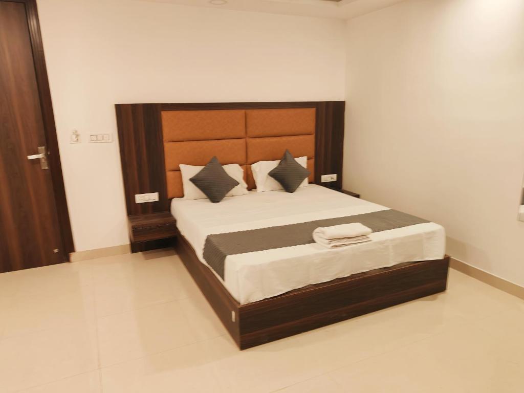 Postel nebo postele na pokoji v ubytování Hotel Krone Plaza Near IGI Airport Delhi